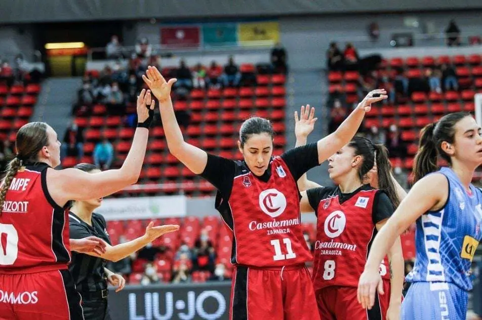 El equipo celebra una acci&oacute;n el domingo pasado | Foto: Esther Casas / Casademont Zaragoza