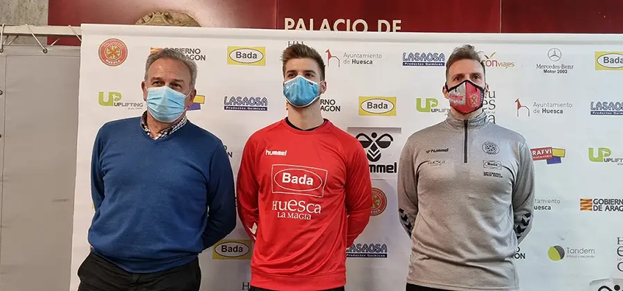 Arnau, a la izquierda, en su presentaci&oacute;n como jugador del Bada Huesca, junto a Fernando P&eacute;rez. Foto: BM Huesca