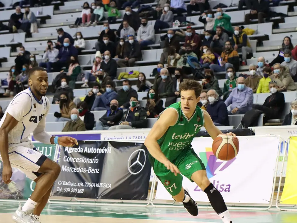 Devon Van Oostrum, en la imagen, ha recalado en el Melilla | Foto: Levitec Huesca