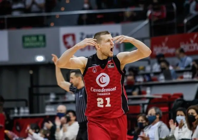 Adam Waczynski celebra una acci&oacute;n ante el Fuenlabrada | Foto: Esther Casas / Casademont Zaragoza