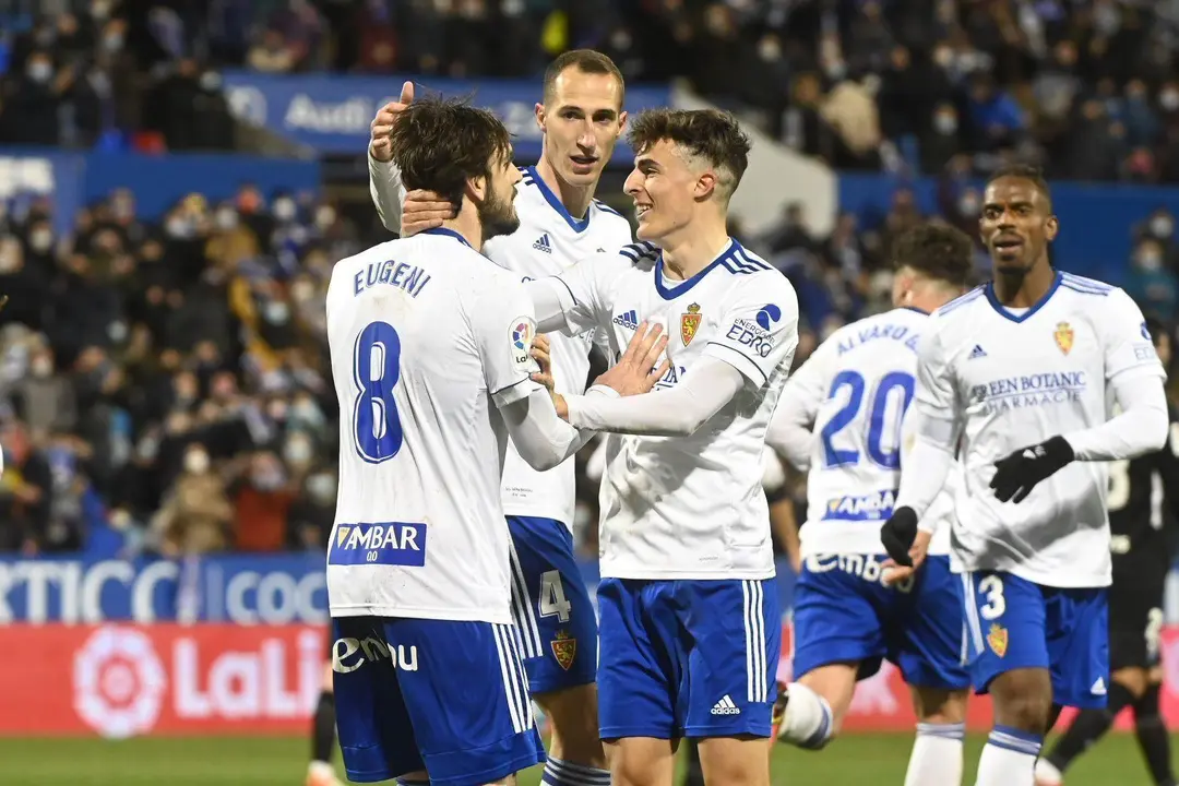 Los jugadores celebran el gol de Eugeni desde el punto de penalti |&nbsp;Real Zaragoza