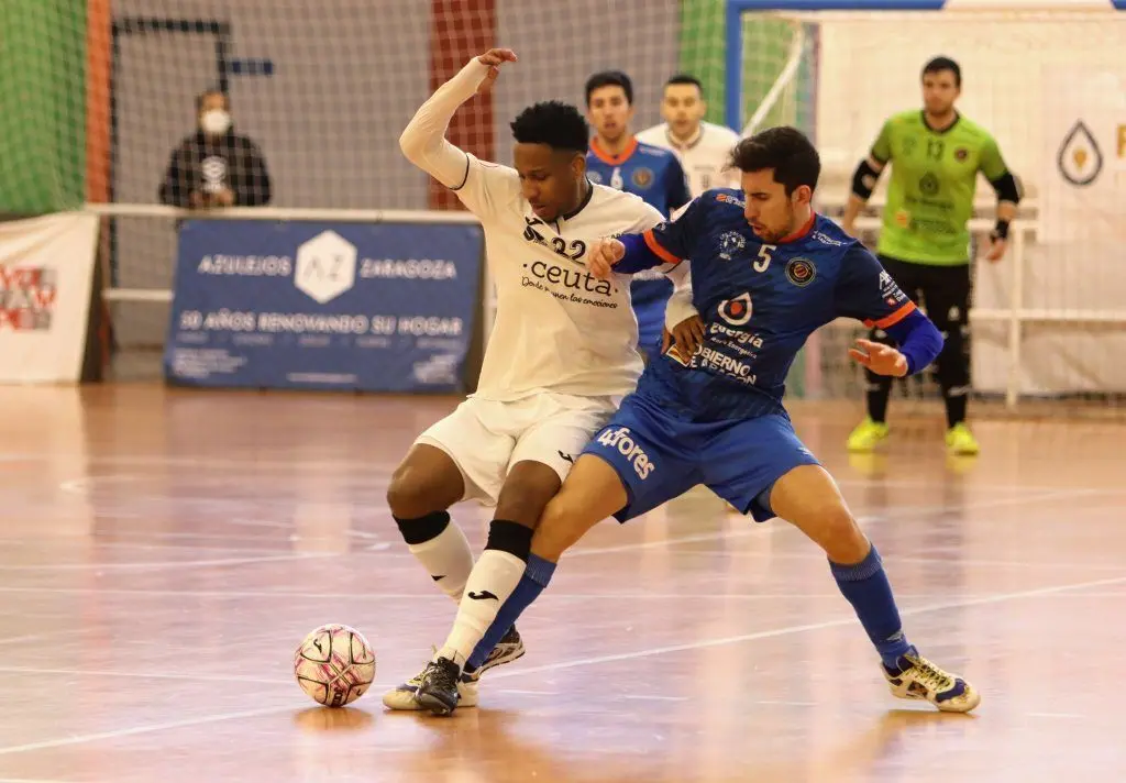 Fran Tabuenca disputa el bal&oacute;n a un contrario | Foto: Andrea Royo L&oacute;pez
