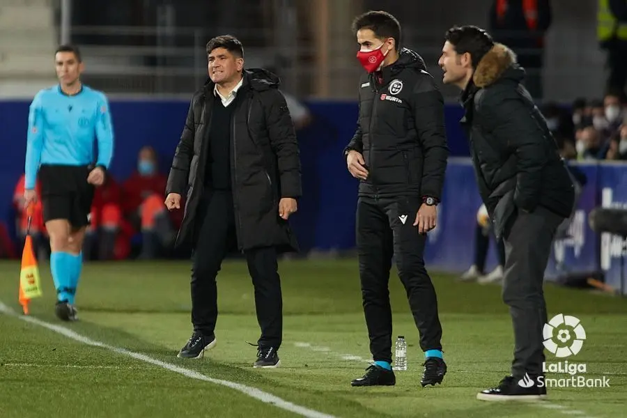 Xisco Mu&ntilde;oz y el entrenador del Mirand&eacute;s, Lolo Escobar, dando &oacute;rdenes desde la banda. Foto: LaLiga