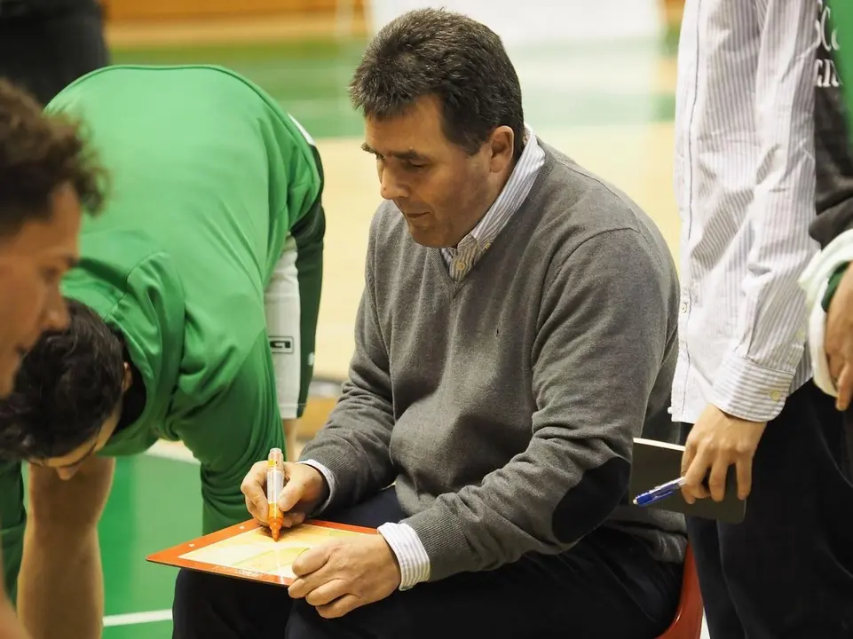 Carlods Lanau, en la imagen, en un tiempo muerto del Levitec Huesca - C&aacute;ceres. Foto: C.Pascual