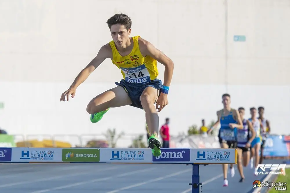 Sergio del Barrio, en la final de los 2.000 obst&aacute;culos Sub18 en 2021. Foto: Cedida