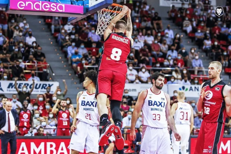 Dino Radoncic se cuelga del aro en el partido de la primera vuelta | Foto: Esther Casas / Casademont Zaragoza