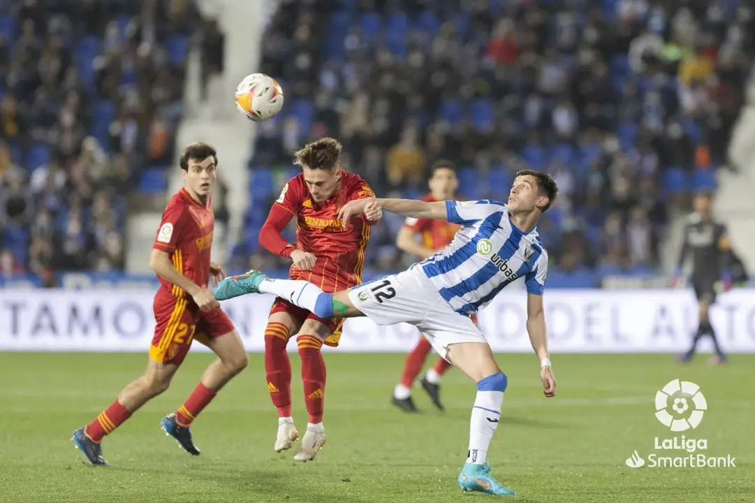 Pep Chavarr&iacute;a pelea por un bal&oacute;n a&eacute;reo en Butarque | Foto: Real Zaragoza