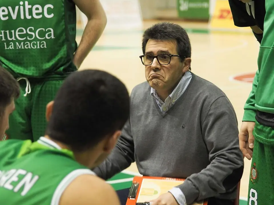 Carlos Lanau, con gesto cariacontecido durante el encuentro | Foto: C. Pascual