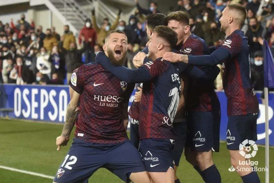 Equipo y afici&oacute;n celebran el gol de la SD Huesca contra el Lugo de forma euf&oacute;rica | Foto: LaLiga