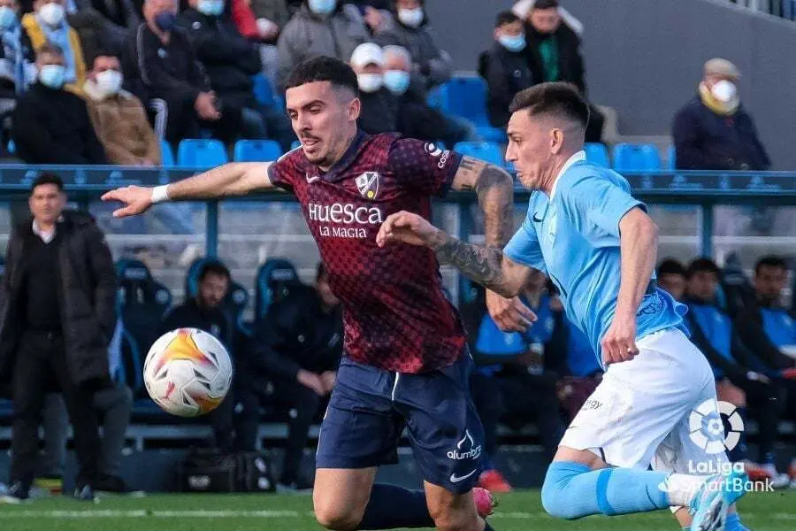 Joaqu&iacute;n pugna por el bal&oacute;n con un jugador del Ibiza. Foto: LaLiga
