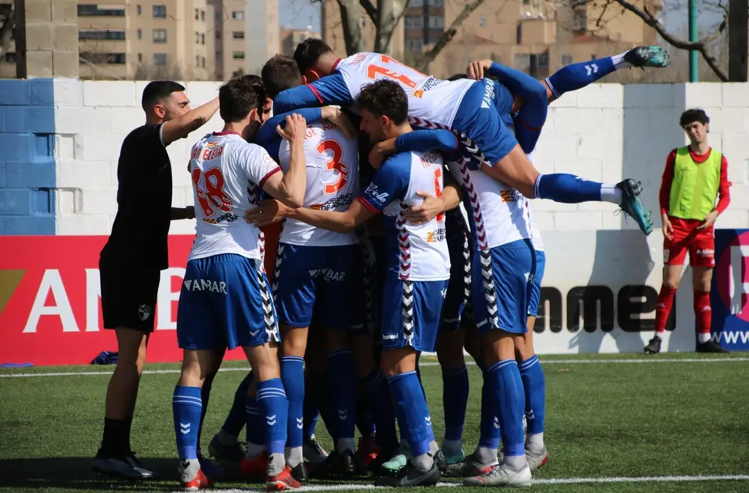 Los zaragozanos celebrando el gol contra el Teruel. | Foto: CD Ebro