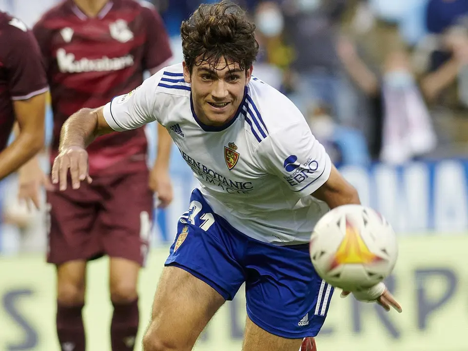 Iv&aacute;n Az&oacute;n persigue el bal&oacute;n en La Romareda | Foto: Real Zaragoza