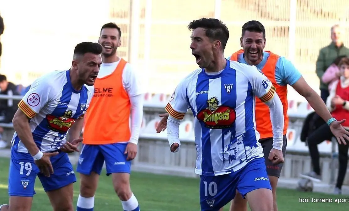 Celebraci&oacute;n del gol del Ejea contra el Prat. | Foto: Toni Torrano