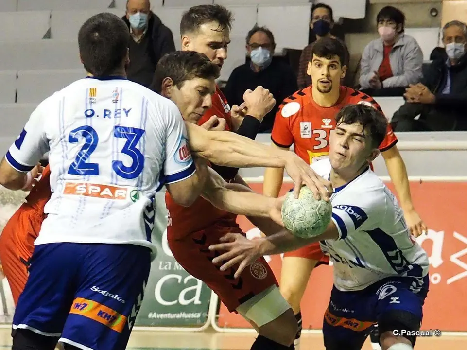 Gucek, con el bal&oacute;n, en el partido disputado contra Granollers el pasado a&ntilde;o en el Palacio. Foto: C.Pascual