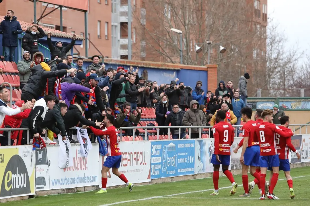 Aparicio celebrando el gol con los suyos. | Foto: Frente Mud&eacute;jar