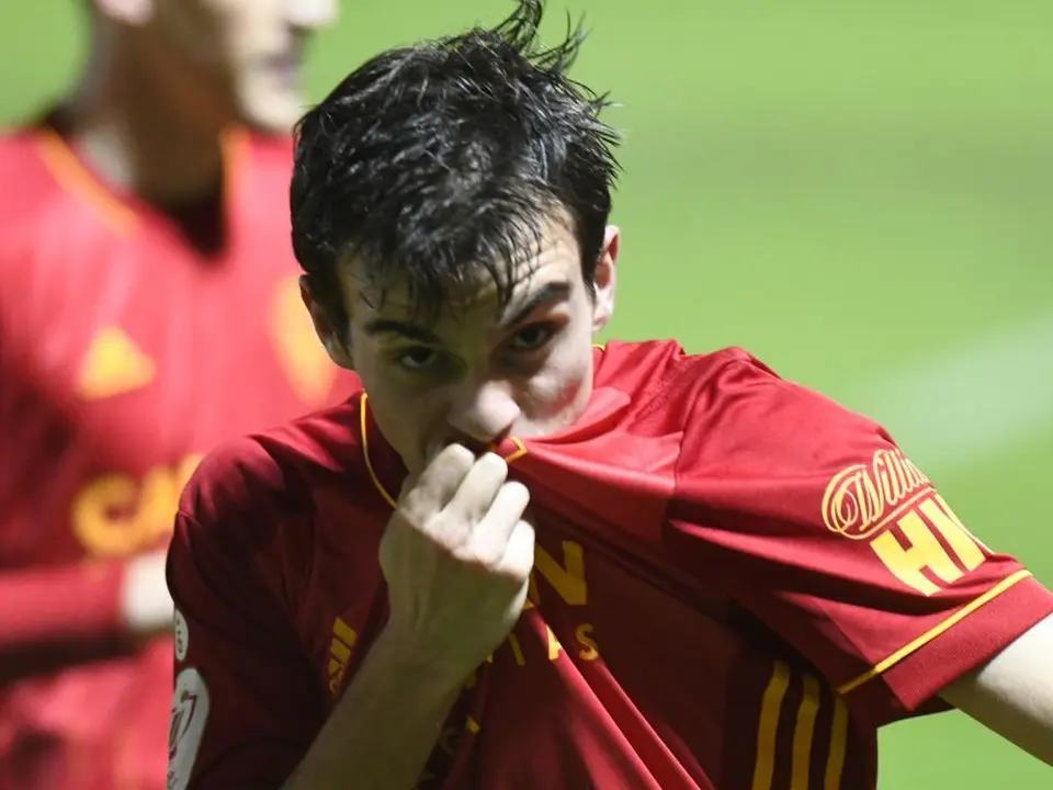 Francho Serrano besa el escudo del equipo de su vida | Foto: Real Zaragoza