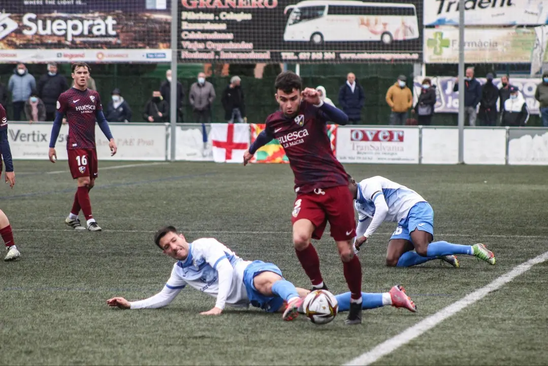 Edu Adell contra el Prat. | Foto: SD Huesca B