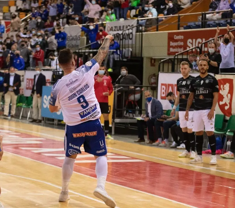 Juanqui celebra uno de sus goles ante Valdepe&ntilde;as | Foto: Jorge Vicioso
