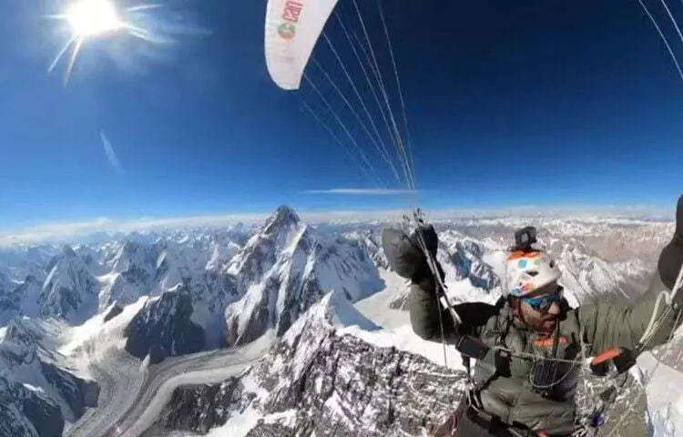 Antoine Girard durante su vuelo en el Broad Peak. Foto: A.G.