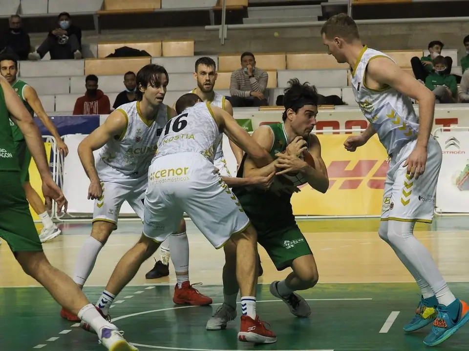 Rafa Casanova se hace con un rebote | Foto: C. Pascual
