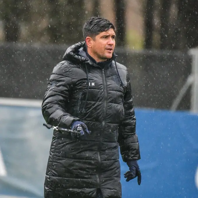 Xisco Mu&ntilde;oz bajo la lluvia. | Foto: SD Huesca