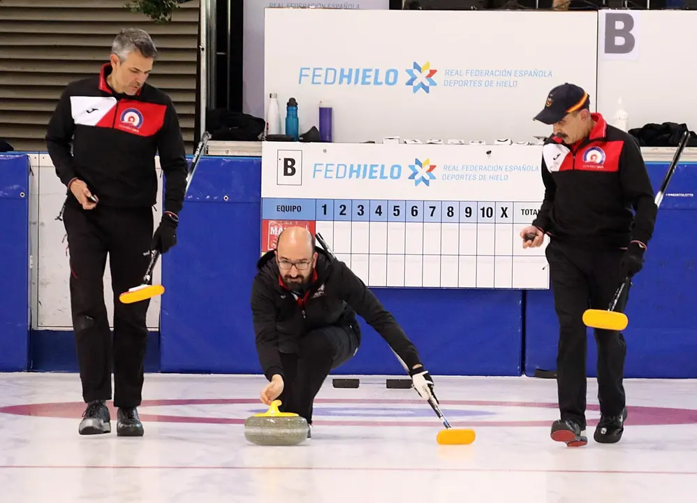 Jugadores de la secci&oacute;n de curling del CH Jaca que opta al nacionalidad de esta modalidad. Foto: CH Jaca