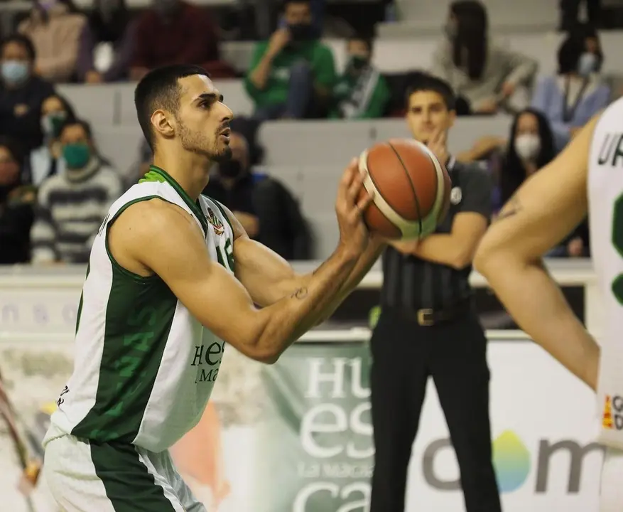 Aitor Etxeguren lanza un tiro libre | Foto: C. Pascual
