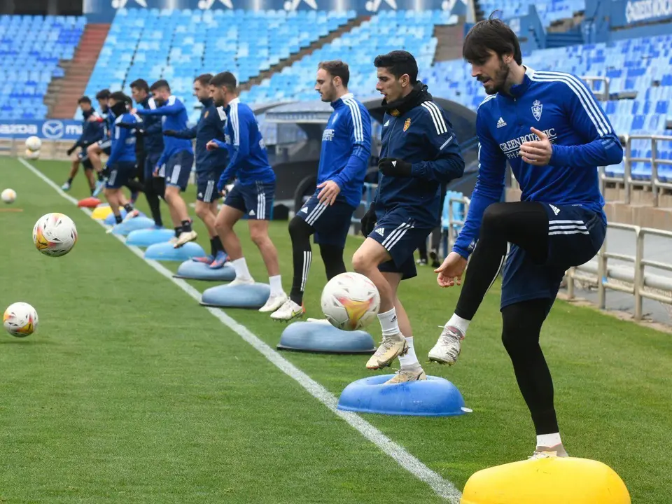 Los jugadores del Real Zaragoza durante una sesi&oacute;n de entrenamiento en La Romareda. | Foto: RZ