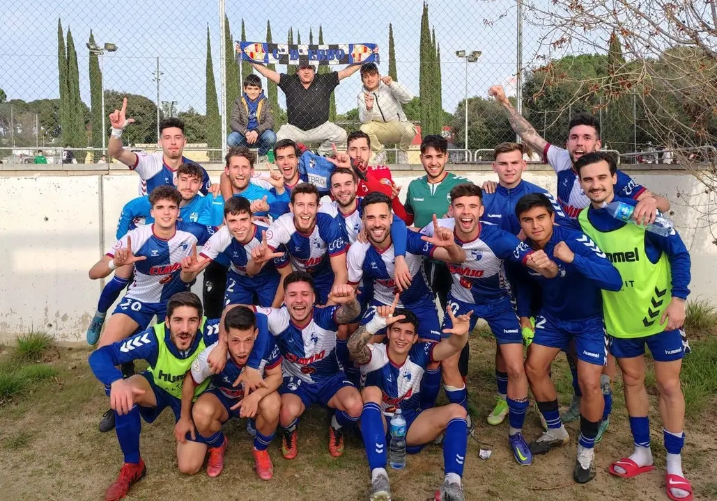 Los zaragozanos celebrando una important&iacute;sima victoria. | Foto: CD Ebro