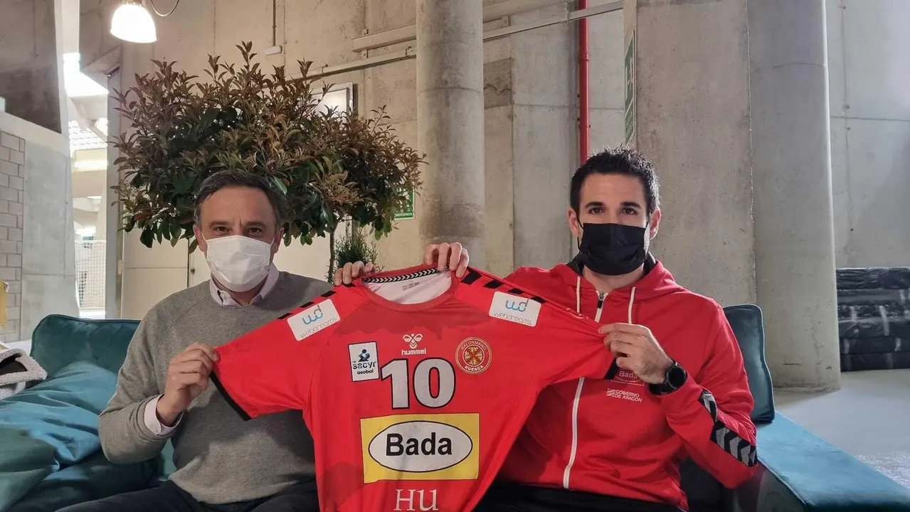 Conrado Toro y Adri&agrave; P&eacute;rez posan para la foto. Foto: BM Huesca