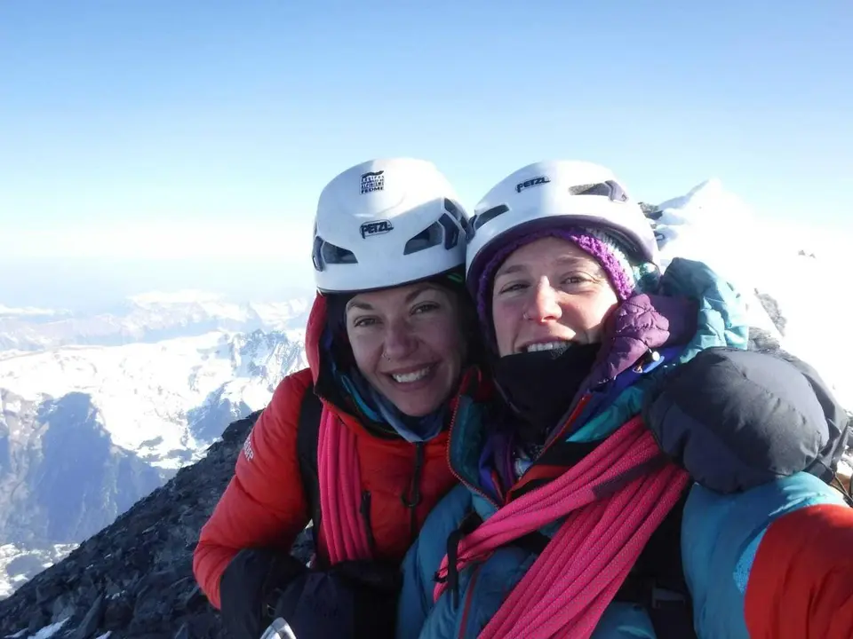 Nieves Gil, a la izquierda, y Luc&iacute;a Guichot, protagonistas en la norte del Eiger. Foto: Nieves Gil