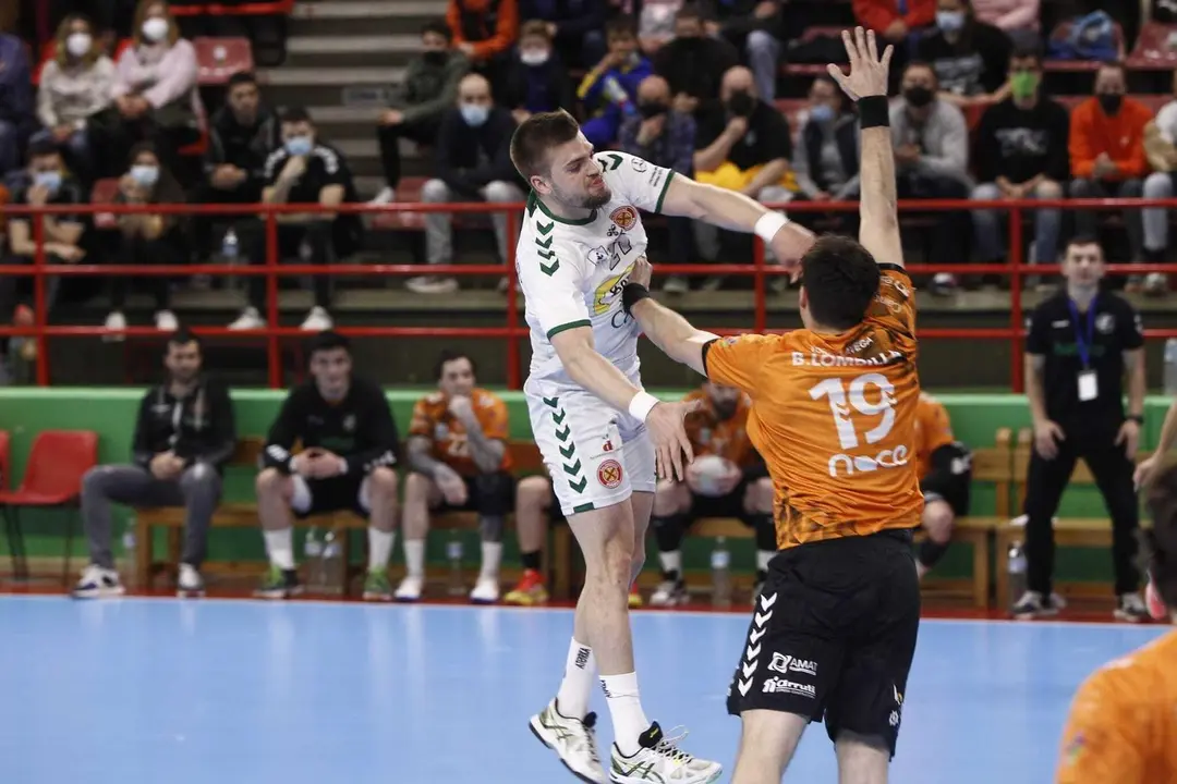 P&egrave;re Arnau lanza a la porter&iacute;a del Torrelavega en un gran partido en defensa y ataque del jugador del Bada Huesca. Foto: Luis Palomeque 
