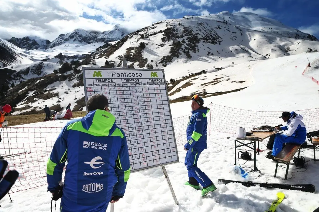 Campeonato de profesores de esqu&iacute; en la estaci&oacute;n de Formigal-Panticosa. Foto: Aram&oacute;n