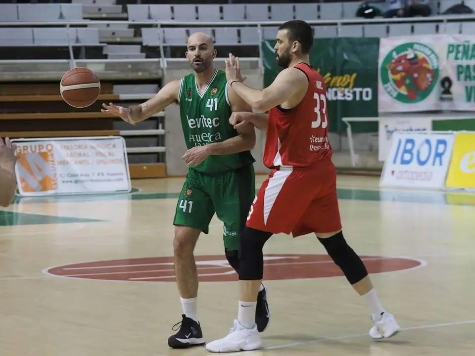 Xavi Rey, defendido por Marc Gasol | Foto: C. Pascual