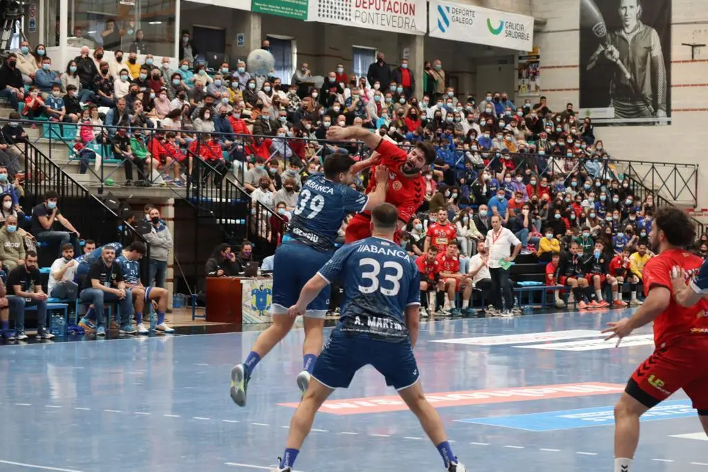 Joao Pinto lanza a la porter&iacute;a de Cangas en un buen partido donde Bada sac&oacute; un punto. Foto: Ra&uacute;l Fonseca