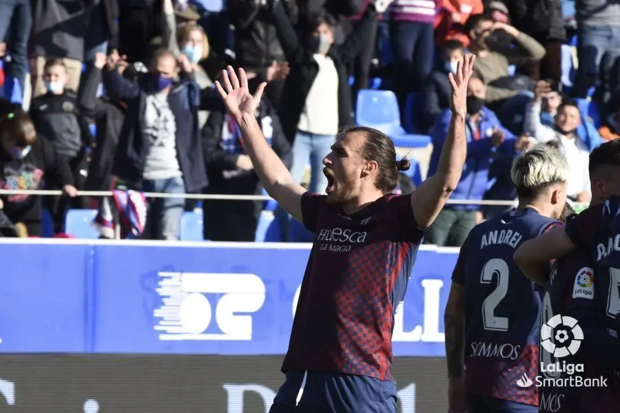 Ignasi Miquel celebra el gol con el que el Huesca se puso por delante del Almer&iacute;a. Foto: LFP