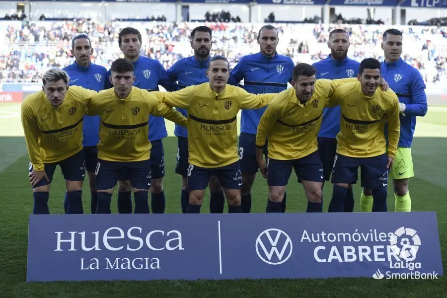 El once del Huesca contra el Almer&iacute;a en un gui&ntilde;o a Ucrania. Foto: LaLiga