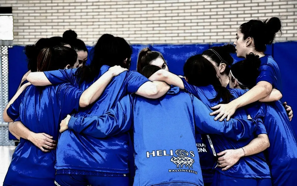 Las jugadoras se abrazan durante un partido | Foto: Sergio Callaved