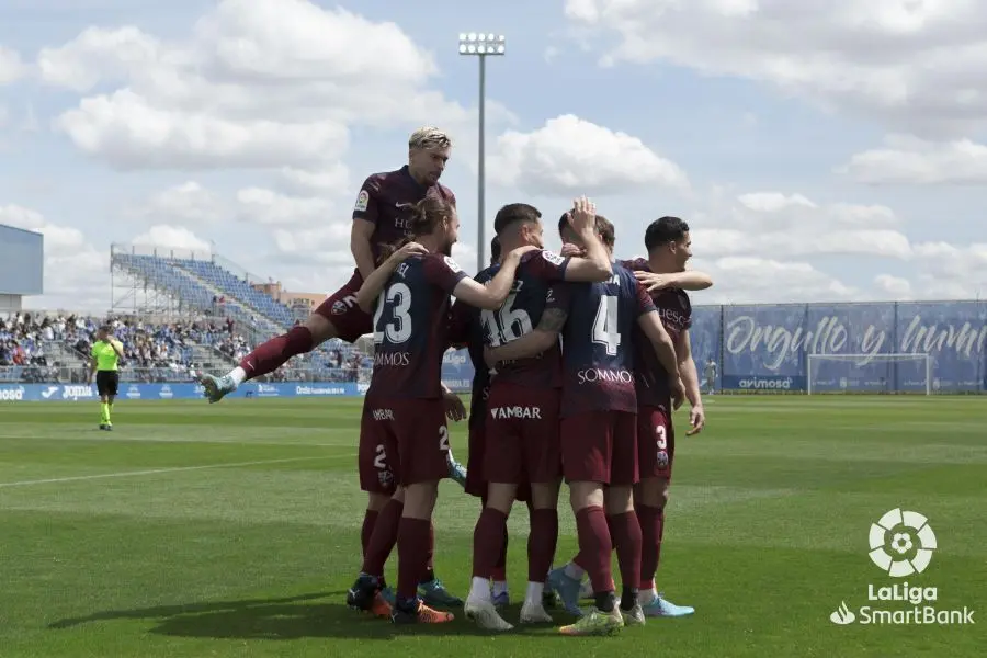 Jugadores del Huesca celebran uno de los goles ante el Fuenla | Foto: LFP