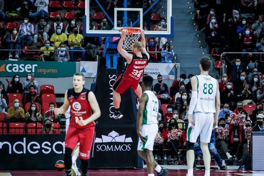 Hlinason se cuelga del aro ante el Joventut | Foto: Esther Casas / Casademont Zaragoza