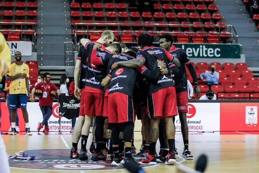 Los jugadores, conjurados antes del partido ante Obradoiro | Foto: Esther Casas / Casademont Zaragoza