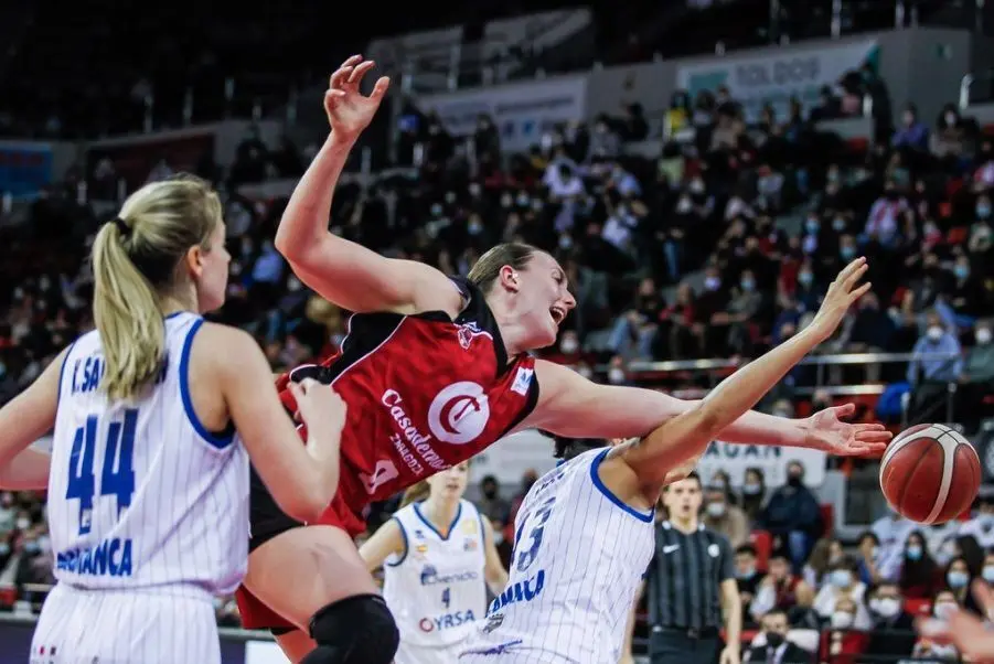 Merrit Hempe pugna por un bal&oacute;n ante Avenida | Foto: Esther Casas/Casademont Zaragoza