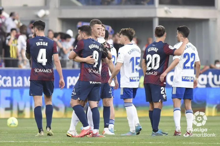 Jugadores del Huesca y Zaragoza se saludan tras un derbi. Foto: LFP