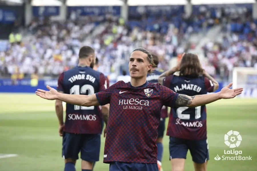 Seoane celebra con la grada el gol con el que el Huesca abri&oacute; el marcador contra el Real Zaragoza. | Foto: LaLiga