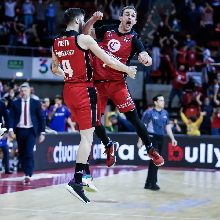Ferrari choca el pecho con Yusta durante el partido ante el Barcelona | Foto: Esther Casas / Casademont Zaragoza