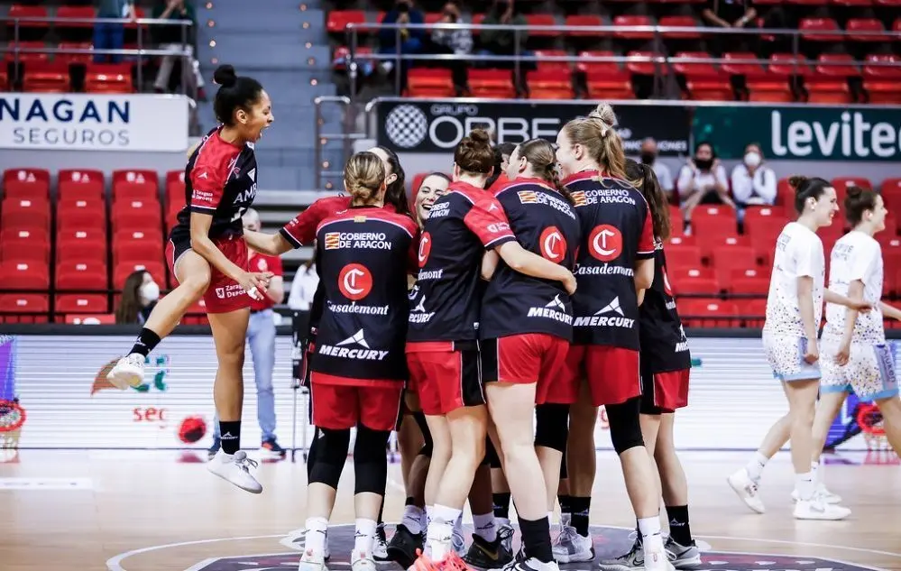 Las jugadoras, en el &uacute;ltimo partido de liga regular ante Campus Promete | Foto: Esther Casas / Casademont Zaragoza