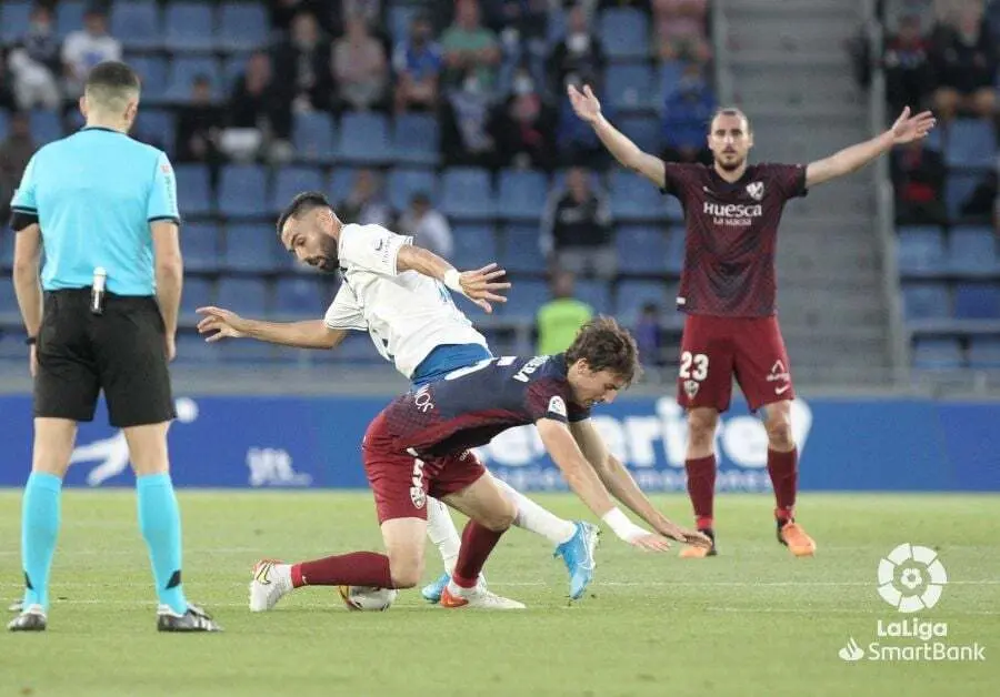 Mosquera cae ante el colegiado. | Foto: LaLiga