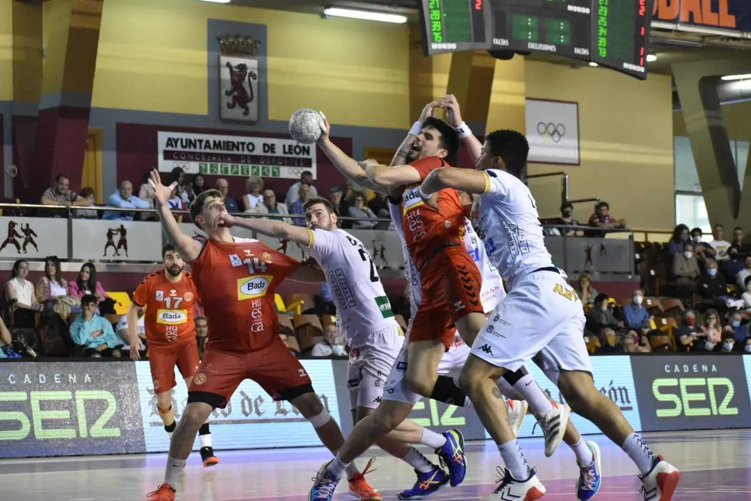 El canterano del Bada Huesca Miguel Malo es frenado en seco por la dura defensa de Le&oacute;n. Foto: Manu Quiroga