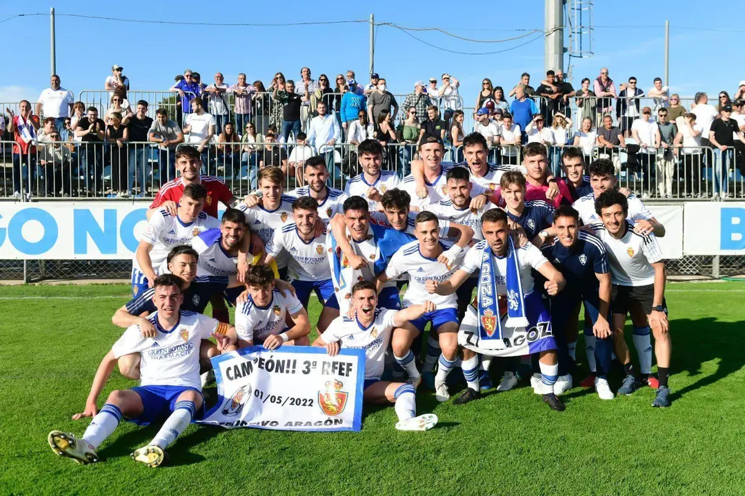 Los jugadores del Deportivo Arag&oacute;n festejan el t&iacute;tulo de 3&ordf; RFEF Gr. XVII. | Foto: RZ