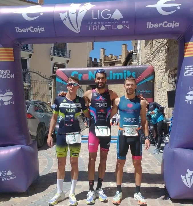 Podoum del duatl&oacute;n sprint de Rubielos de Mora con Celestino Fern&aacute;ndez, en el centro de la imagen, como primer ganador. Foto: Cedida